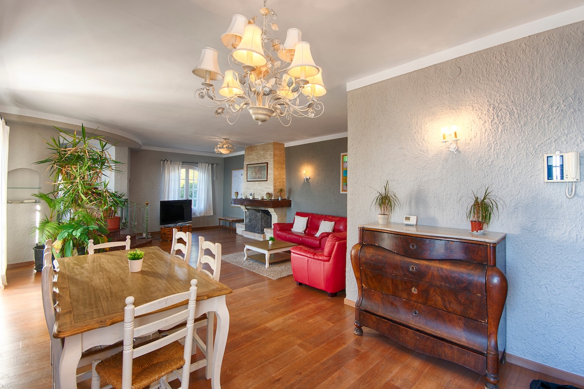 Propiedad de Airbnb exitosa: Gorgeous villa by the sea, 3 min to the beach en Roses