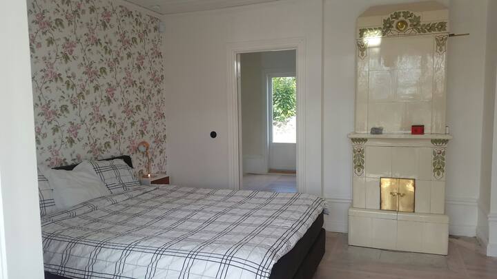 ห้องนอนใหญ่พร้อมเตาผิงบนชั้นสอง เตียงคู่ขนาด 180 × 200 ซม.