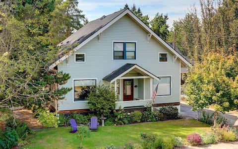 Updated 1900 Aurora Home in a quiet neighborhood