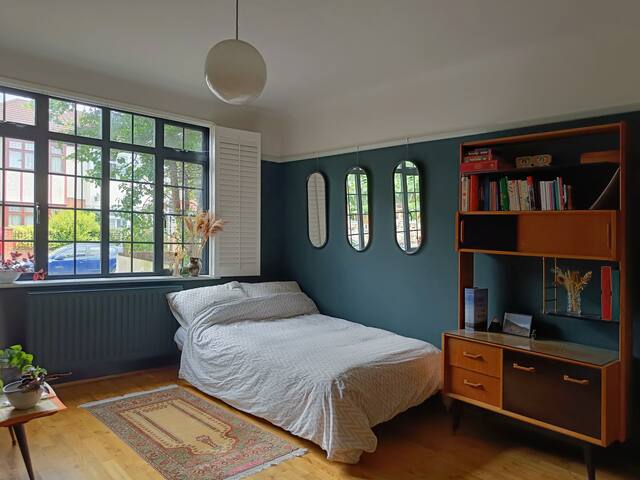 Home in London, 20min Waterloo gallery image 3