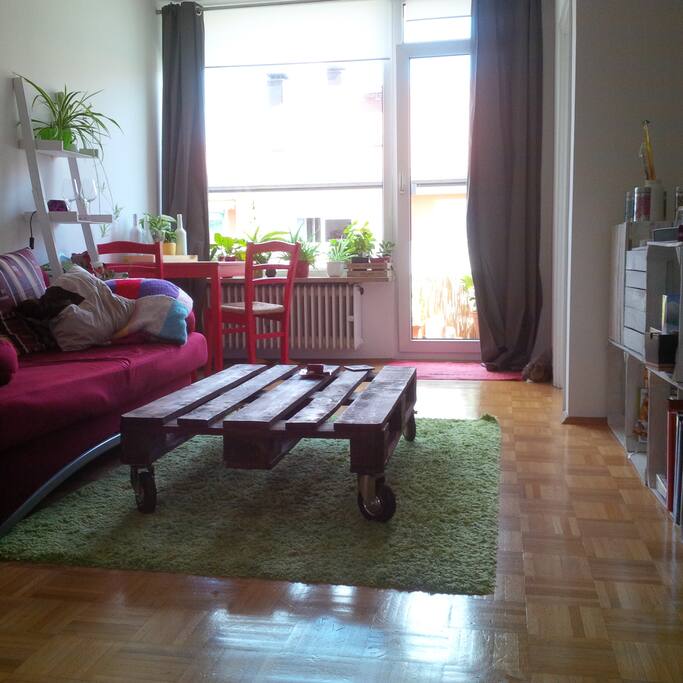 Wohnzimmer (bei Bedarf kann man das Sofa ausziehen - Schlafcouch für 3. Person)
