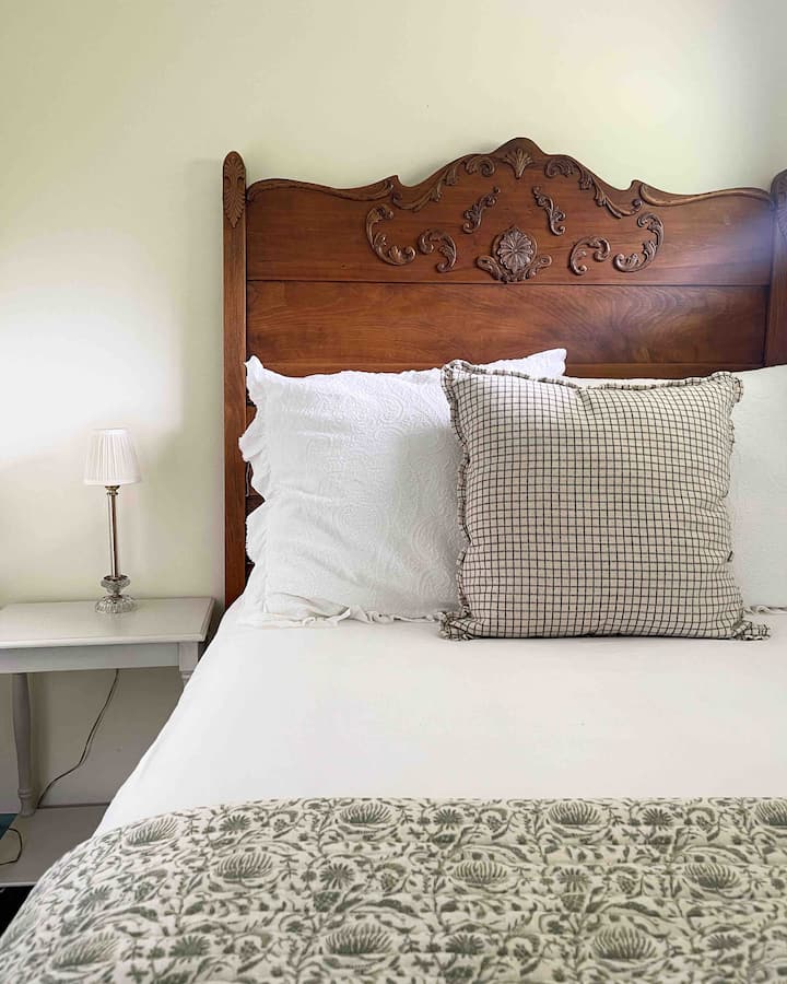 หนึ่งในสองเตียงเต็มรูปแบบในห้องนอนชั้นบนของ Boxwood House