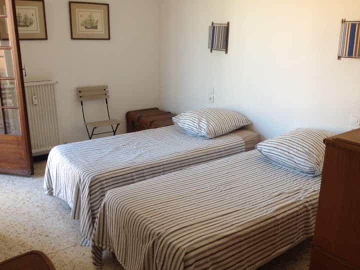Dhomë gjumi 1 me dy krevate. Shtroja të ofruara - Dhoma 1 me shtroja krevati