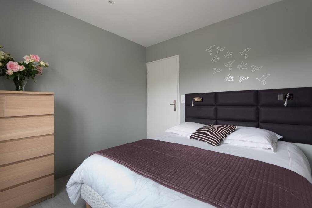 Cette chambre avec un grand lit en 160 par 200 dispose d'une salle de bain privative