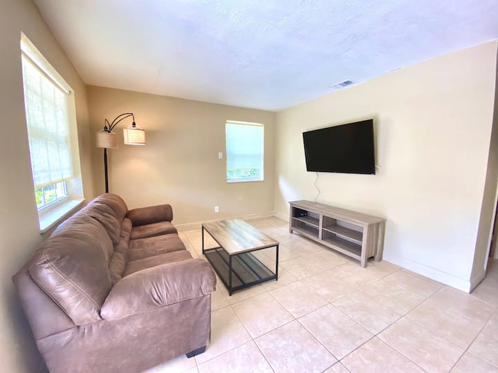 Dania Home: 5 Min From Beach/airport - Dania Beach, FL