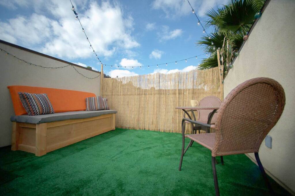 Welcome to your newest Airbnb with your own PRIVATE rooftop patio overlooking the Hollywood Hills.