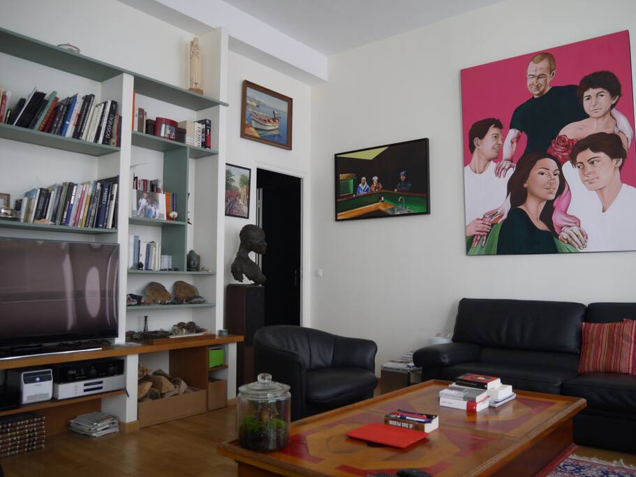 Séjour vers chambre et salle de bains