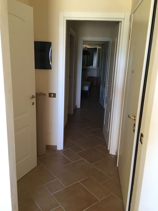 corridoio collegamento da zona giorno alla camera e bagno