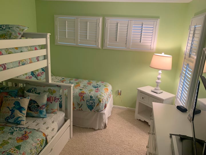 Full bed in corner with 2 single bunk beds and pull out single trundle bed. Sleeps 5.