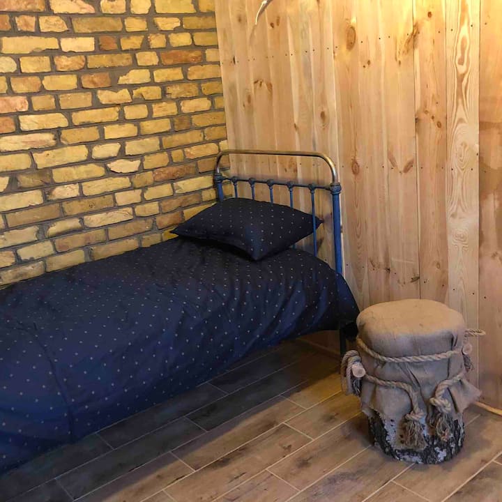 Guest room has antique single bed frame with reinforced brand new comfy mattress and high end linens. The room also has space for a roll-out single floor mattress (futon style). 