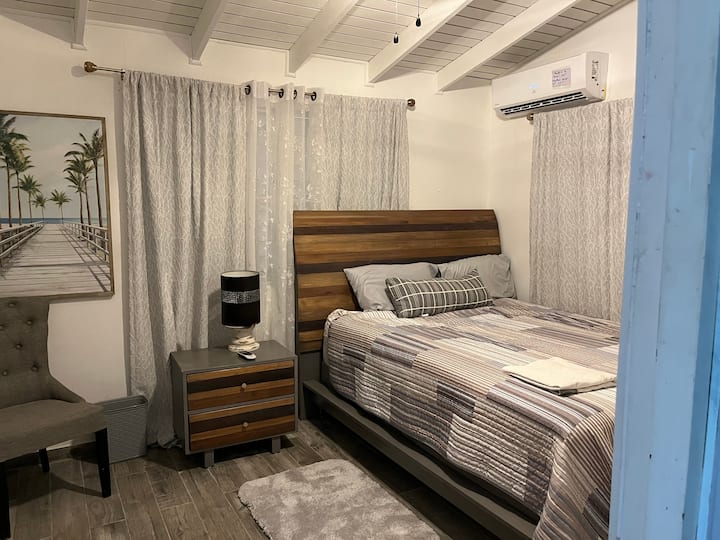 Chumba bora cha kulala chenye kitanda aina ya Queen na bafu kamili 