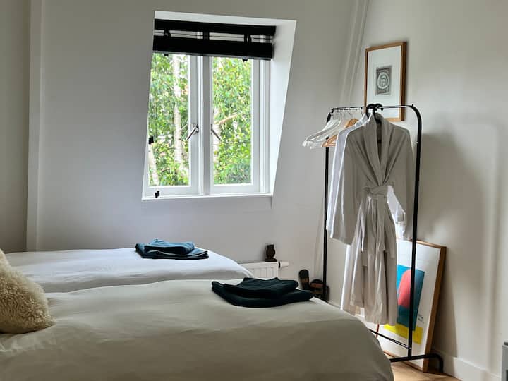 Spacious Comfort Room & Free Bikes + Free Parking - Haarlem