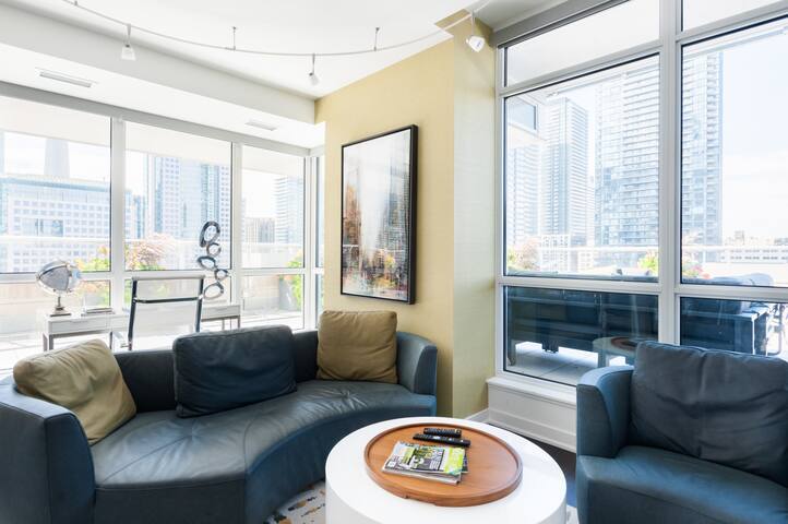 Luxurious 1000 sq ft Private Terrace 2 Bed Condo gallery image 4