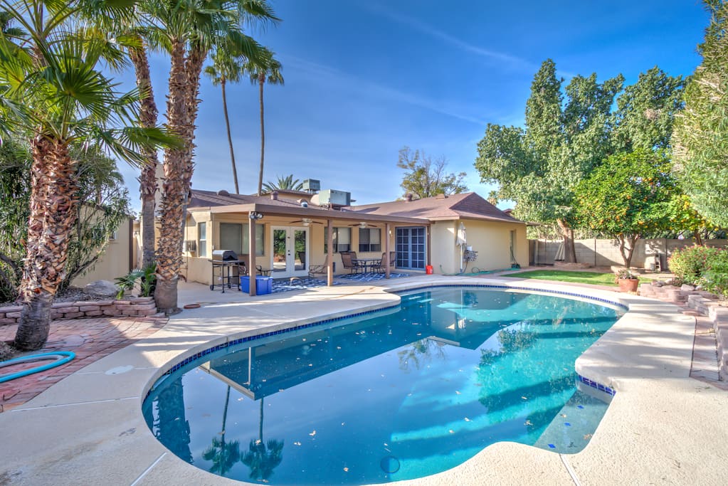 Beautiful upgraded pool with spacious sitting plan. Perfect for all family or friends get together.