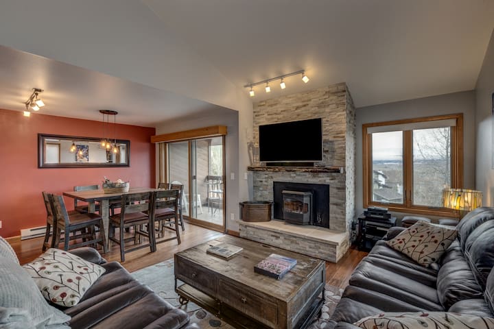 Luxury Condo! Slope-side, bright, modern& relaxing