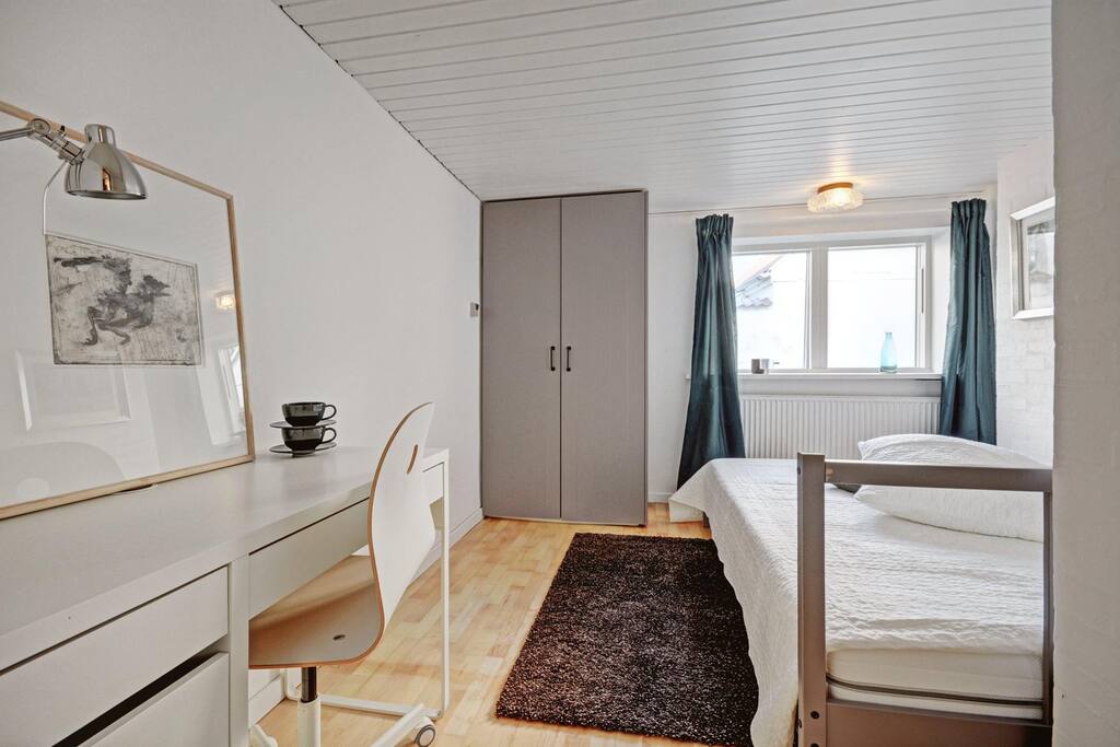 Værelse med grand lit (140 cm bred)