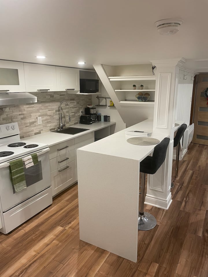 Keep It Simple At This Peaceful Basement  Suite - Mirabel