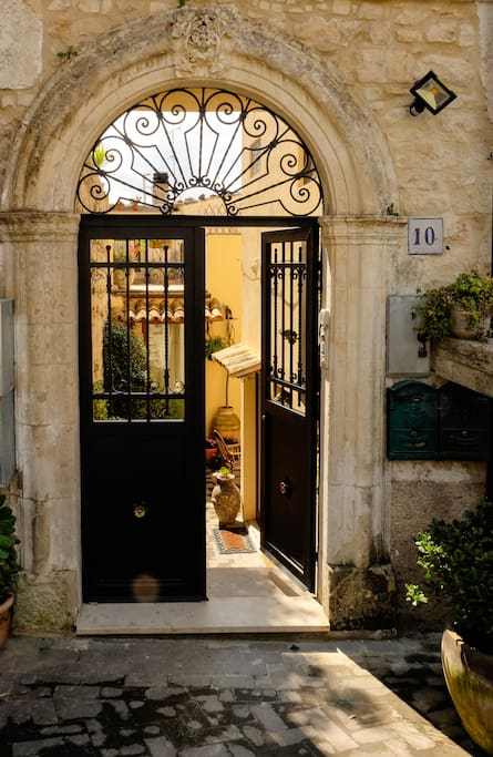 Entrance to the courtyard