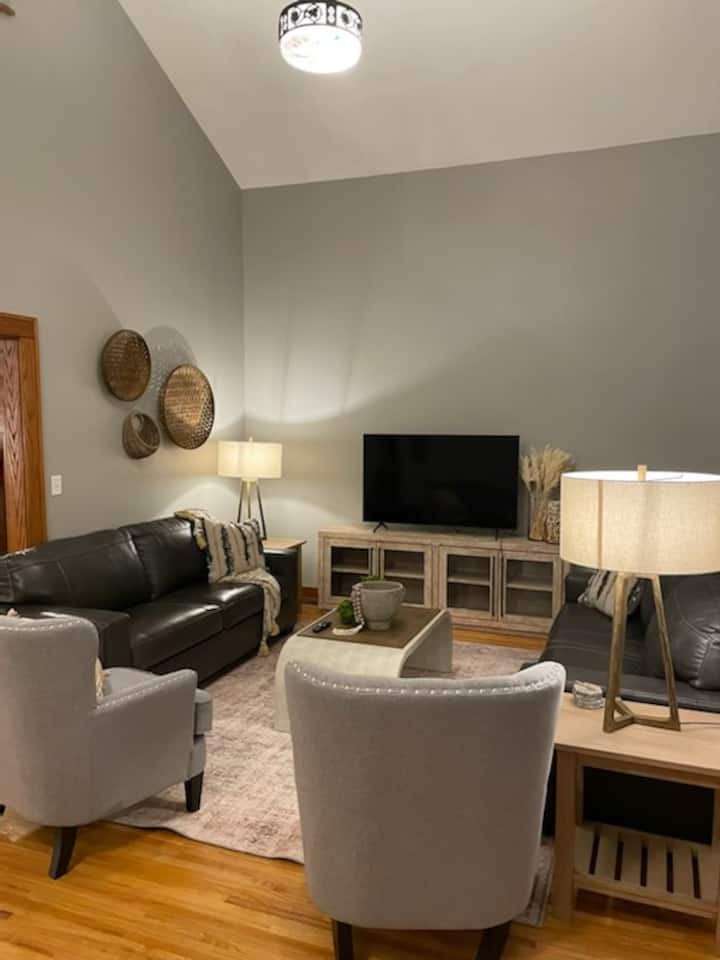 Huge 2br Apt Spirit Lake 2ba + Loft + Free Parking - Spirit Lake, IA