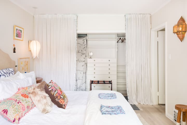 Lounge by the Pool at a Zen Oasis in Trendy Miracle Mile gallery image 2