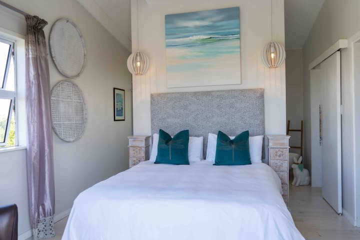 Schlafzimmer mit begehbarem Ankleidezimmer und eigenem Bad mit separater Toilette. 