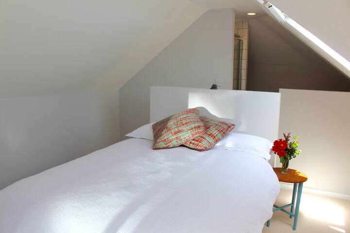 Приватна соба во оваа спална соба на горниот кат

