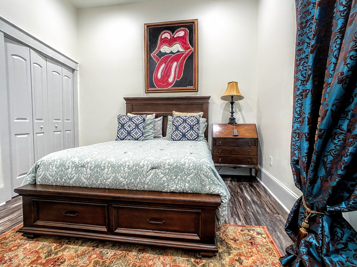 Spálňa s manželskou posteľou na oddych.