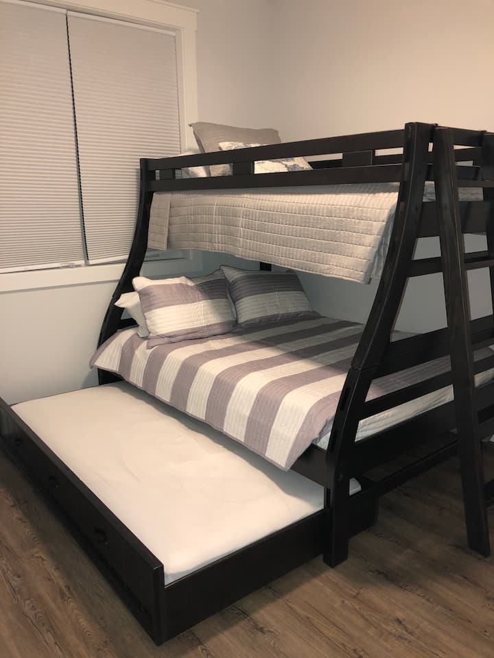 Cómoda litera. Arriba (dos camas individuales), inferior (completo), cama nido (individual). 