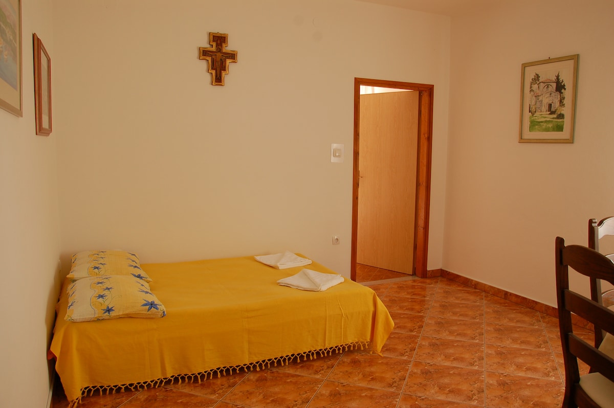 На каучот во дневната соба може да преспие уште две лица