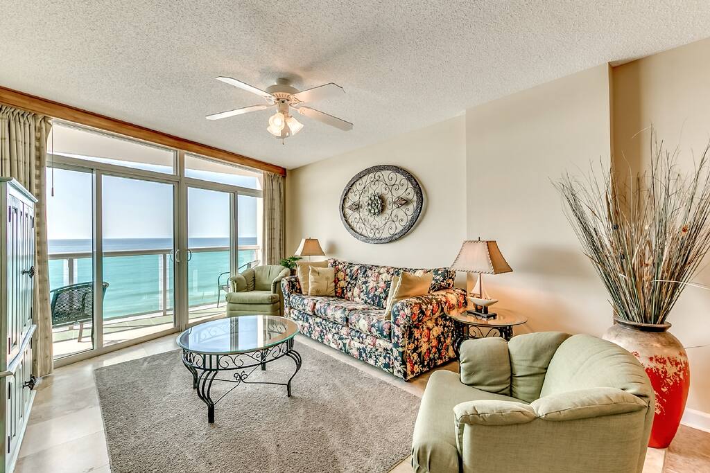 Couch,Furniture,Coffee Table,Table,Indoors