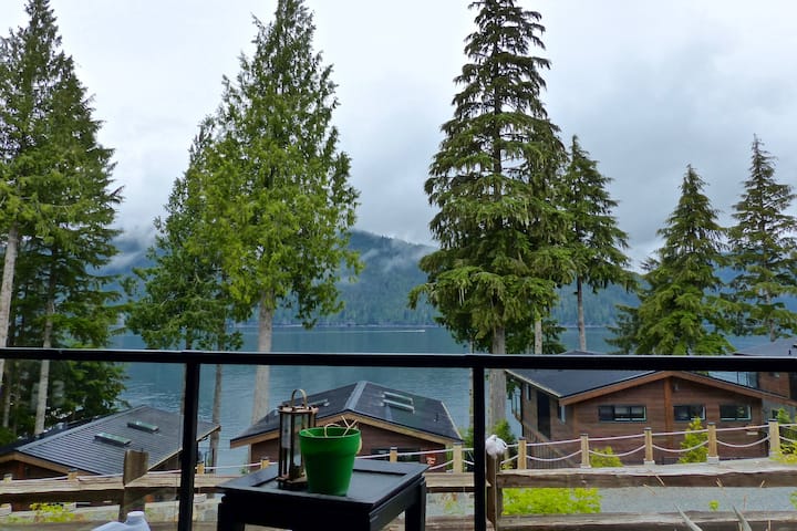 Tiltin Hilton- Ocean View - Pet Friendly - Sleep 4 - Port Renfrew