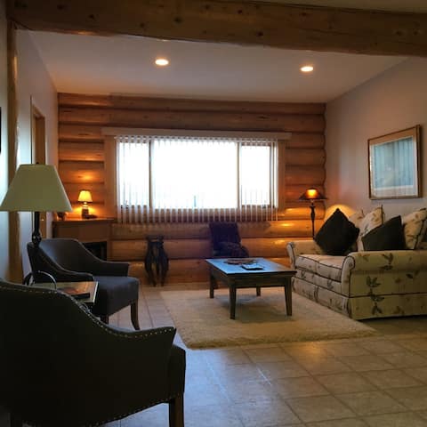 Beautiful Log Home with a View Private Suite