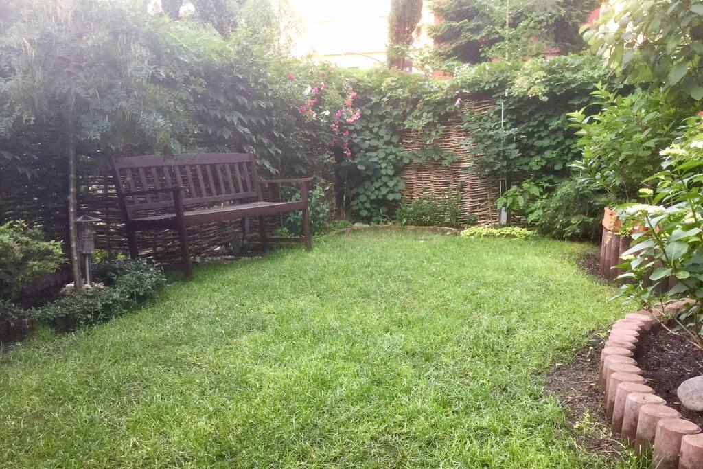 Auf der Gartenbank kann man Nachmittags schön Kaffee trinken