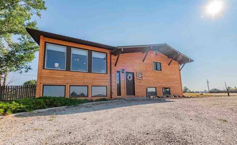 Western Skies. A cheerful four bedroom  home.