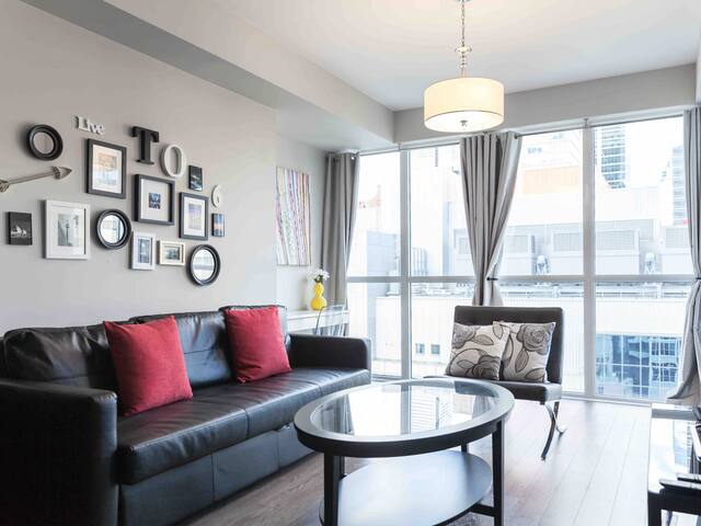 5 Star Location-CN Tower View-Parking gallery image 3