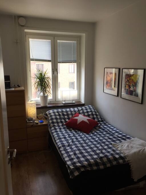 Sovrum med 120 cm säng och skrivbord