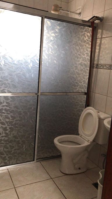 banheiro com box piso térreo