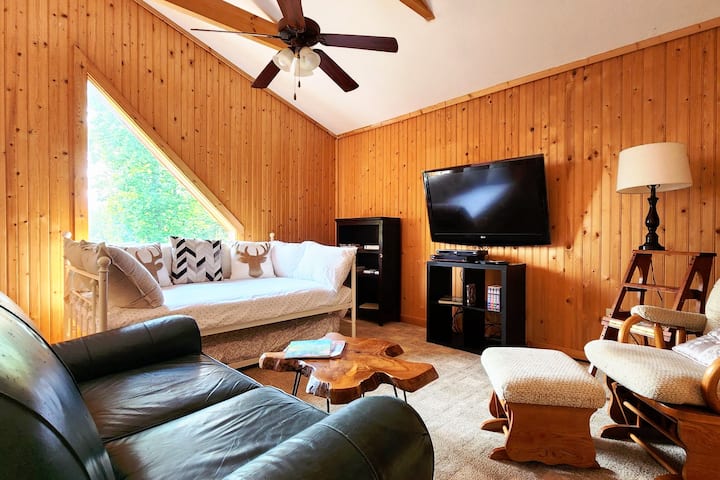 Ლოფტი აღჭურვილია დრამატული არქიტექტურული ფანჯრებითა და თაღოვანი ჭერით. Კომფორტული, დაბალი გასაღების ავეჯი ინარჩუნებს თვალწარმტაცი პეიზაჟების ცენტრს. 