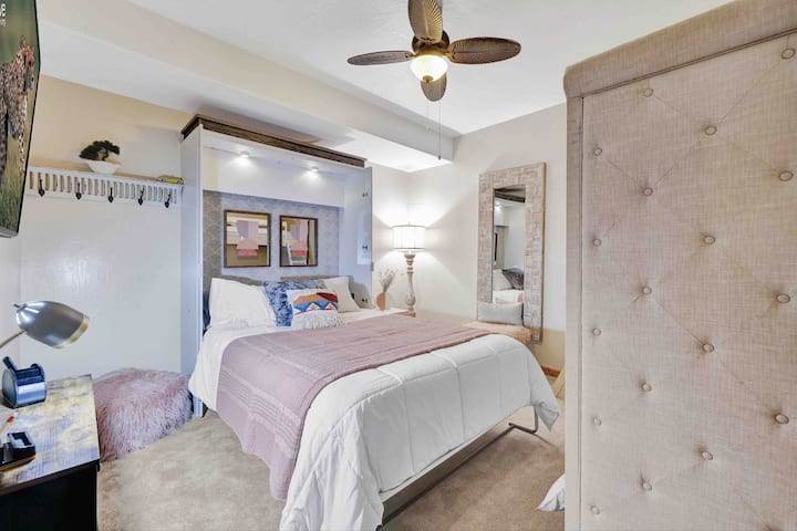 Двуетажно легло и многофункционално двойно легло Queen с 55 - инчов смарт телевизор.