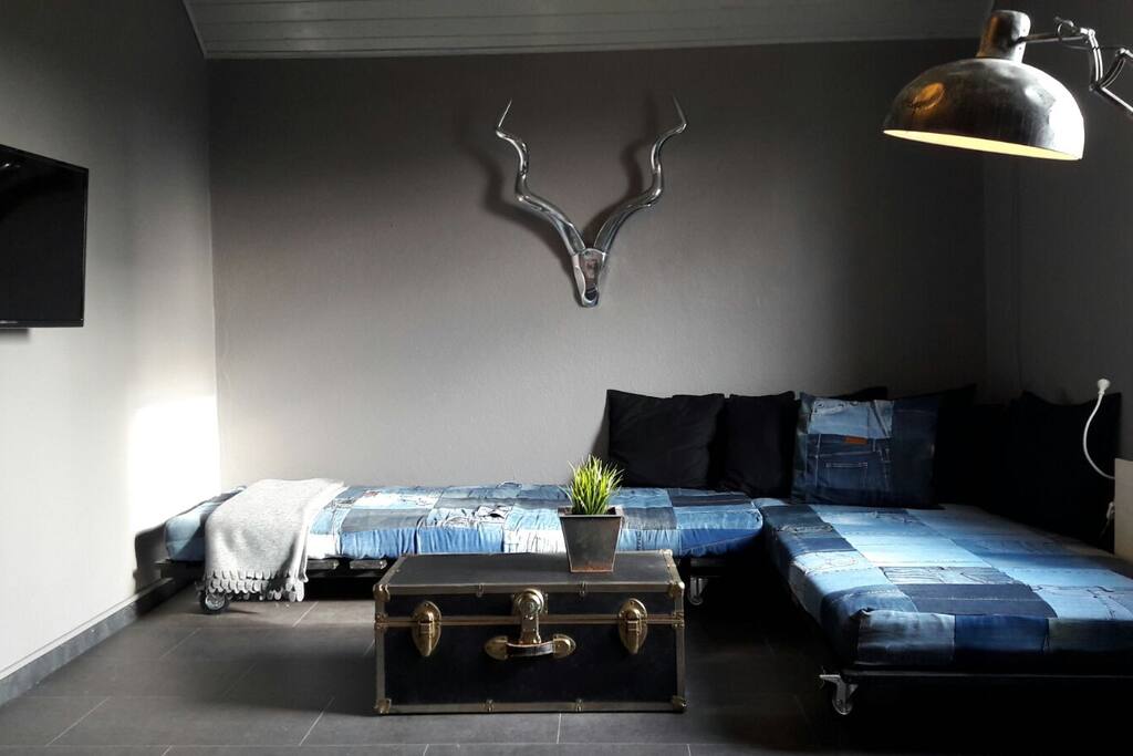 Wohnzimmer mit Couche, zwei Schlafmöglichkeiten
