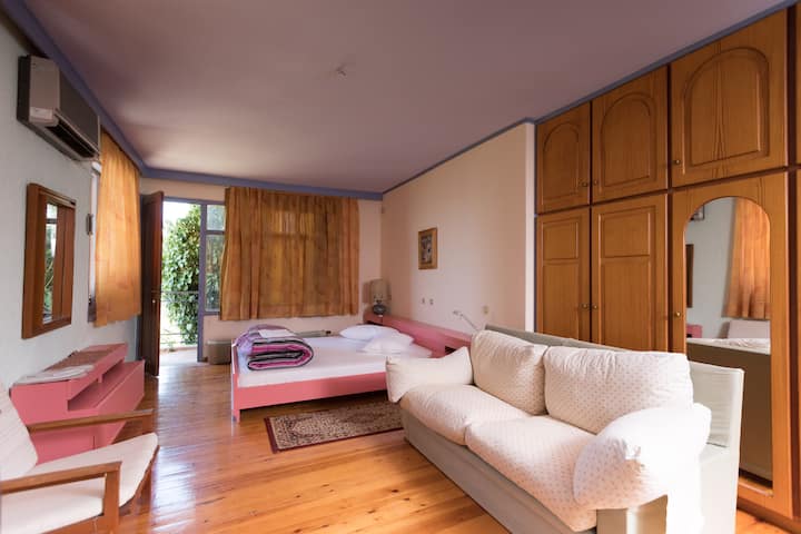 Dormitorio 1 con baño
Dormitorio principal 1 con baño privado.