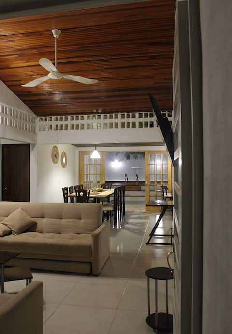 "Spectacular House with Pool, BBQ and Parking"