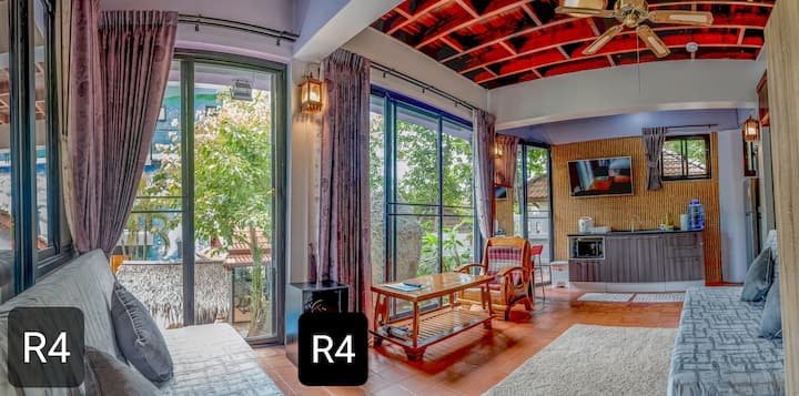 ห้อง 4 (อพาร์ทเมนท์)
ชั้น 1

เตียงควีนไซ
ส์เครื่องปรับอากาศ + พัดลมเพดาน
สมาร์ททีวี
ห้องน้ำ

ห้องครัวขนาดใหญ่/ห้องนั่งเล่น
ตู้เย็นขนาดใหญ่ไมโครเวฟม้านั่งอ่างล้างจานฯลฯ

โซฟาเลานจ์/เตียงขนาดใหญ่ 2 หลัง 
พัดลมเพดาน (ไม่ใช่แอร์) ในห้องนั่งเล่น

วิวสวยและอากาศดี