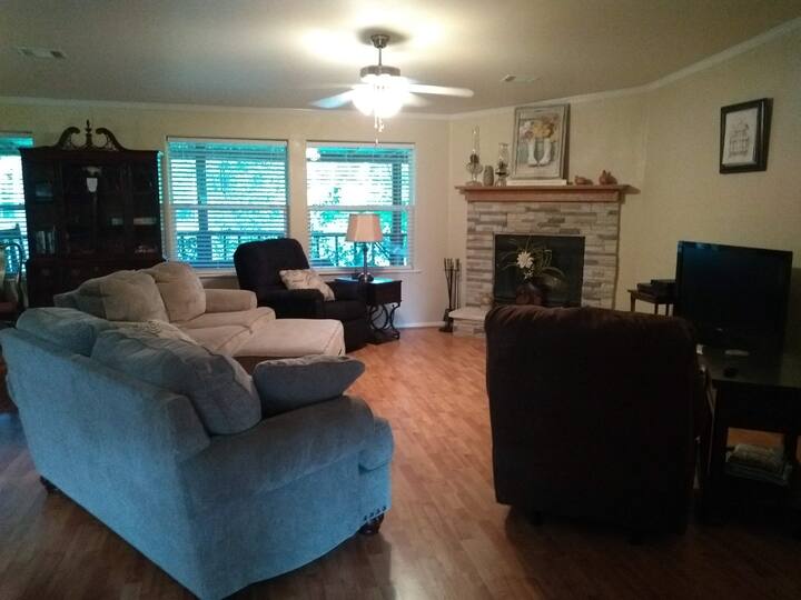 Lake Front, Excellent Views/Sanitized Houses for Rent in Zavalla