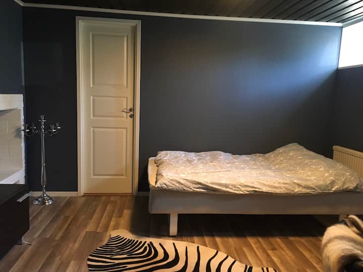 ประตูเตียงและห้องออกกำลังกายในห้องใต้ดิน