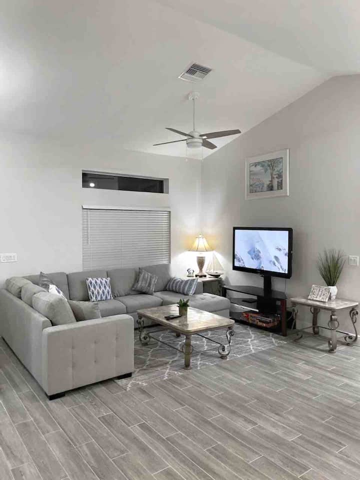 Cozy 3 Bedroom/2 Bathroom Home W/ Backyard Gazebo - Port Charlotte