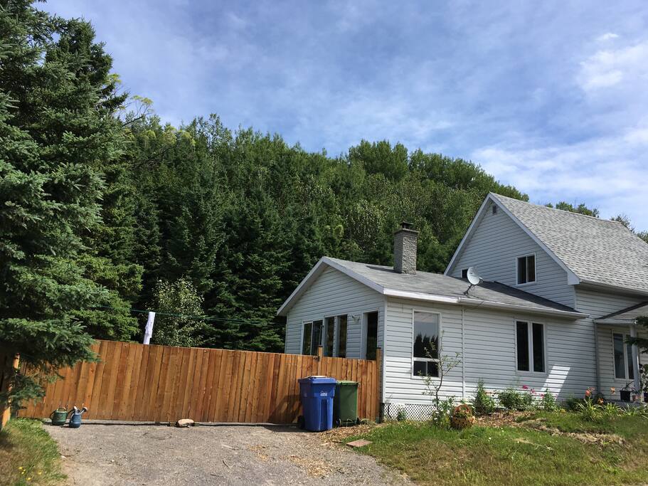 Voici le stationnement(devant la clôture brune). Entrez par la porte du côté solarium.