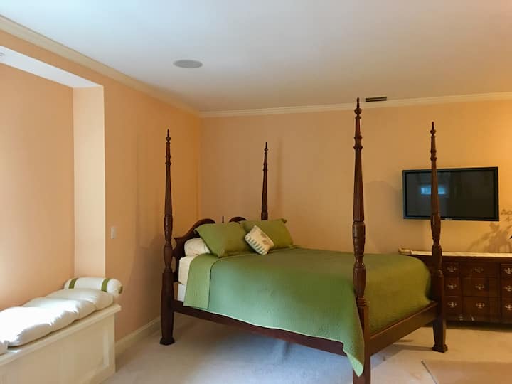 Майстор на 2 - ри етаж с изглед към водата, седалка до прозореца, телевизор, люлеещ се стол, опаковка и игра, маса за преобличане