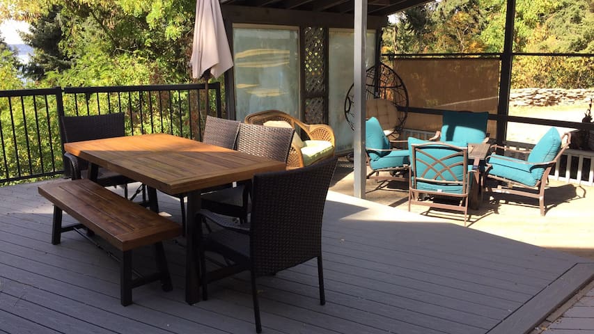 Unwind in a Cozy, CDA Lakeview Home