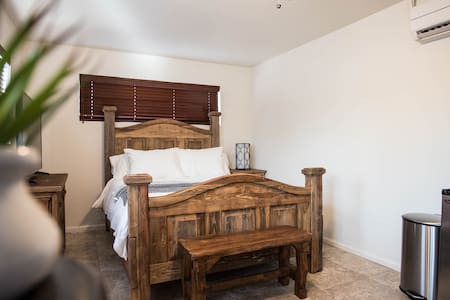 Contactless Check-in: Historic DTPHX Guesthouse